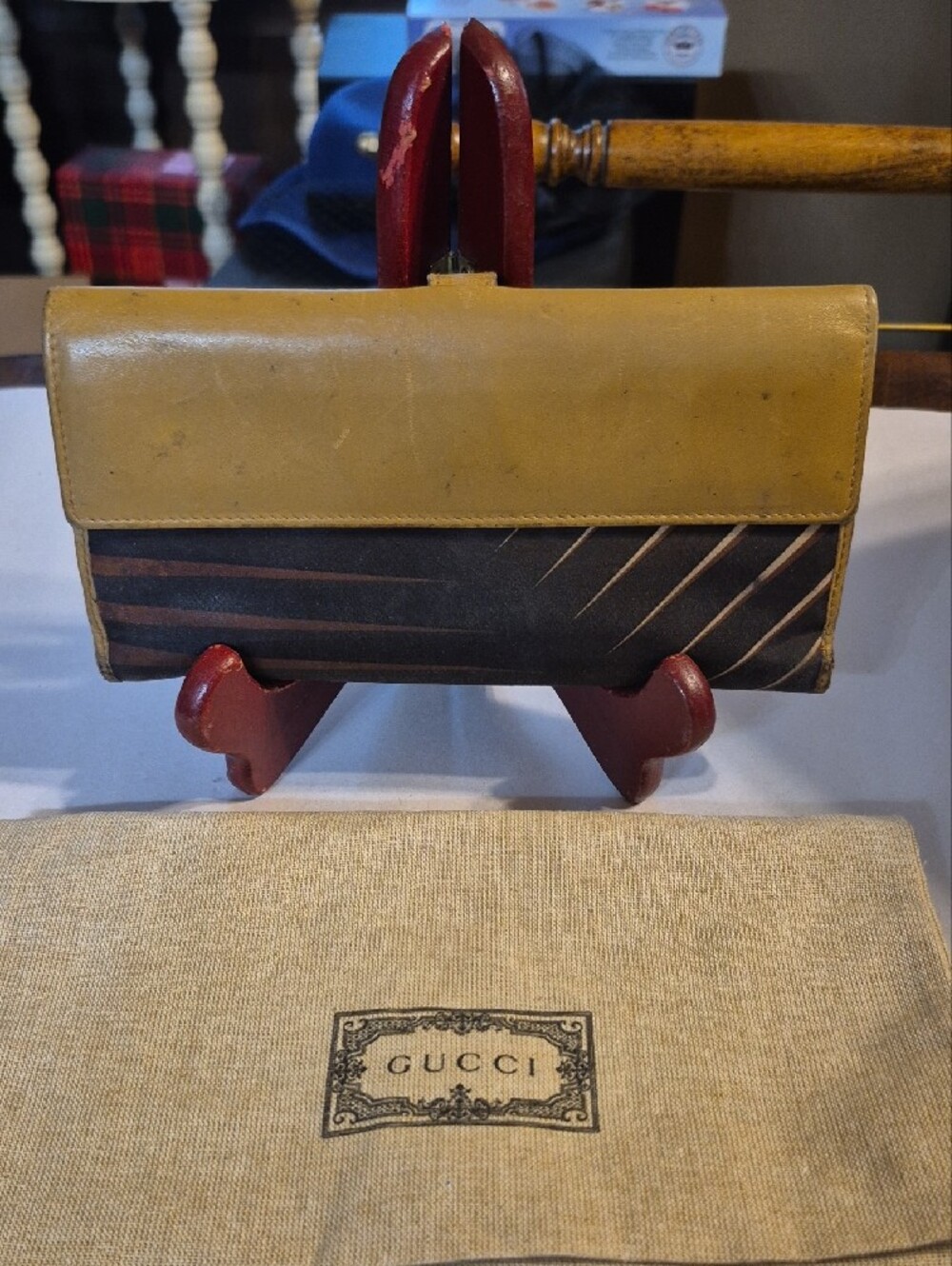 Gucci authentic Striped Wallet with Gold Tone Clasp - Picture 2 of 10